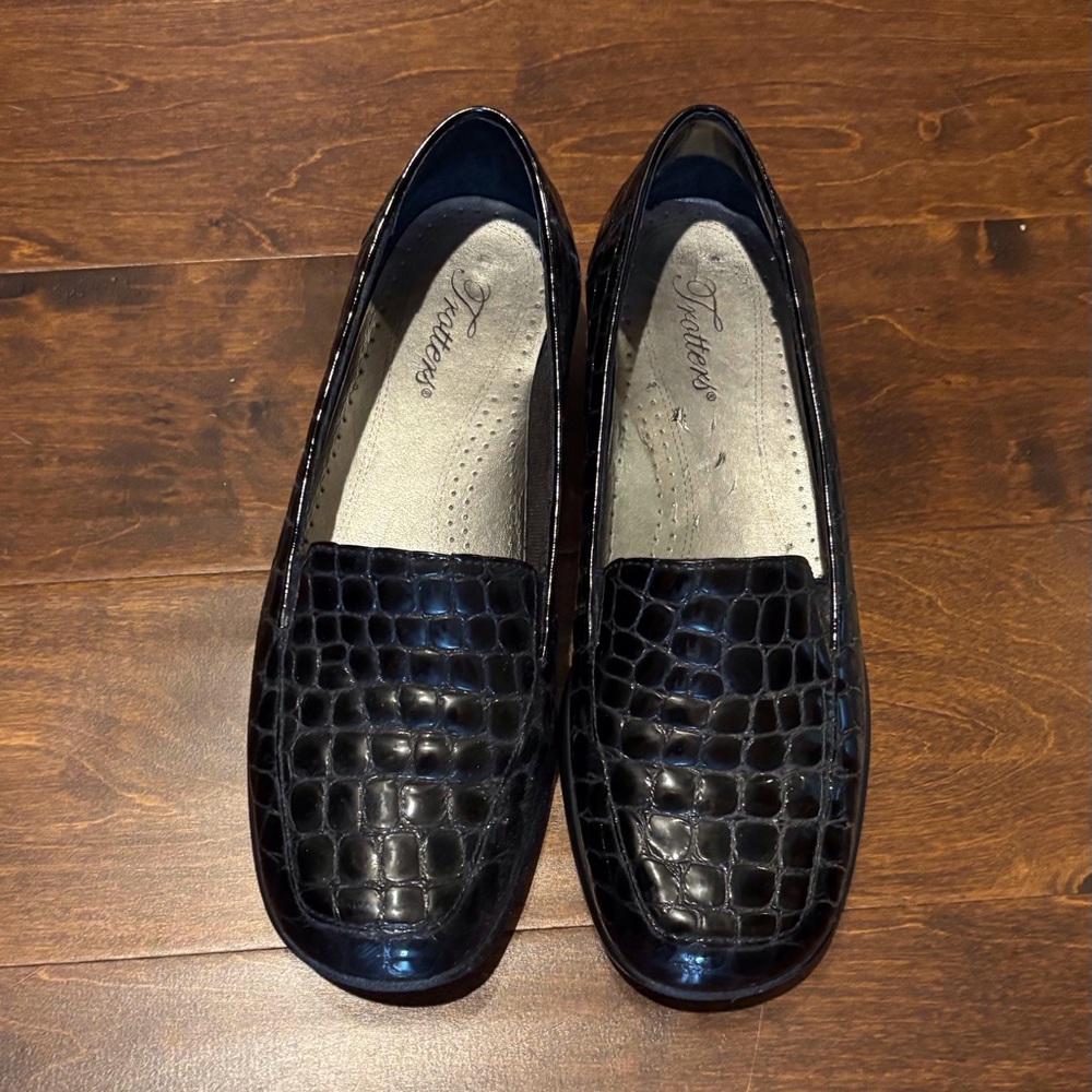 Trotters Glossy Black Croc-Embossed Flats Size 8 1/2